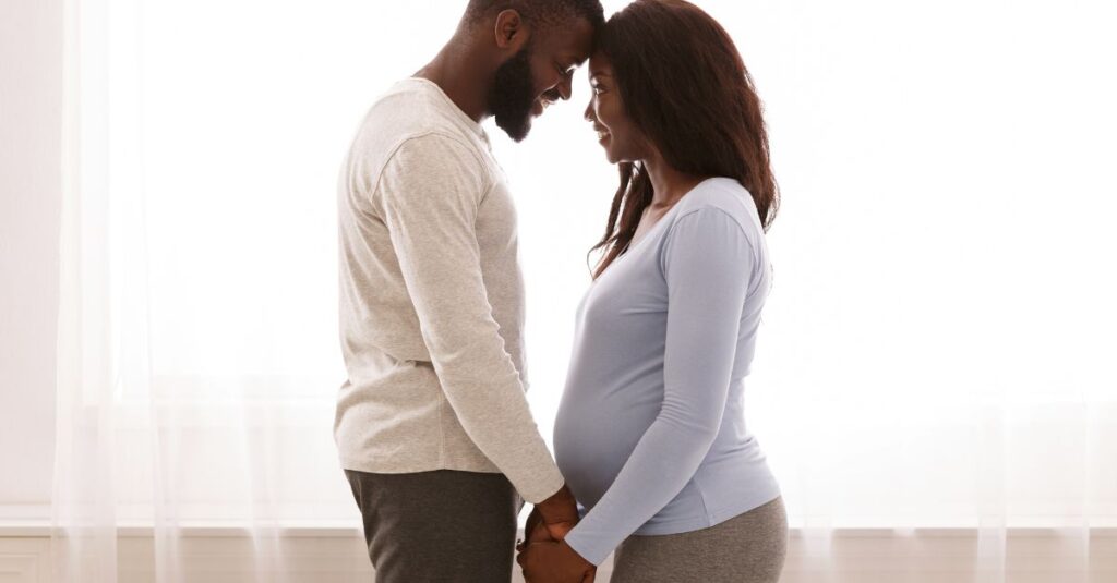 Pregnant couple sharing a mme
